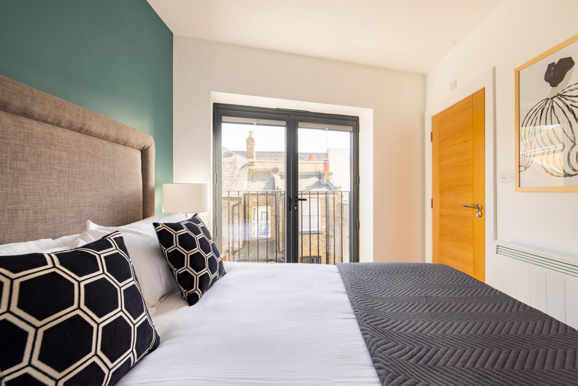 Charles Hope Staines Riverside Экстерьер фото